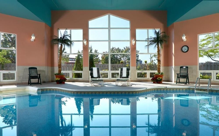 Imagen de la piscina del Hotel Best Western Brossard. Foto 13