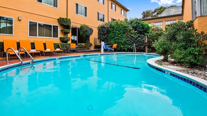 Imagen de la piscina del Hotel Best Western Carmel's Town House Lodge. Foto 19