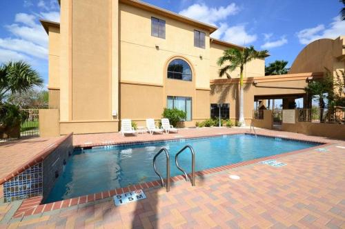 Imagen de la piscina del Hotel Best Western Casa Villa Suites. Foto 10