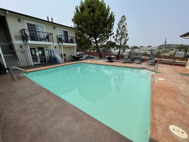 Imagen de la piscina del Hotel Best Western Cedar Inn and Suites. Foto 20