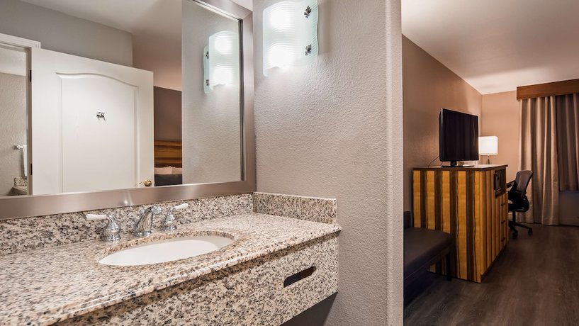 Imagen de la habitación del Hotel Best Western Cedar Inn and Suites. Foto 8