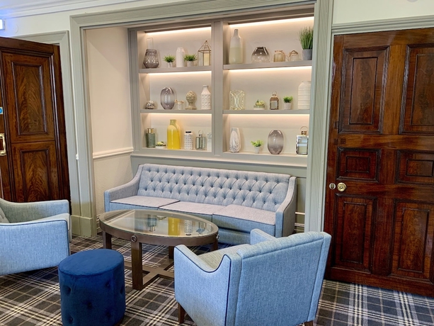 Imagen del bar/restaurante del Hotel Best Western Chilworth Manor. Foto 2