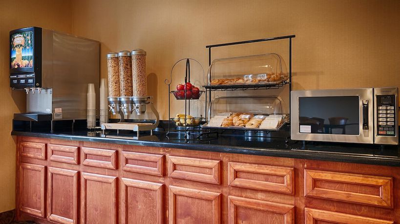 Imagen del bar/restaurante del Hotel Best Western Cleveland Inn And Suites. Foto 5