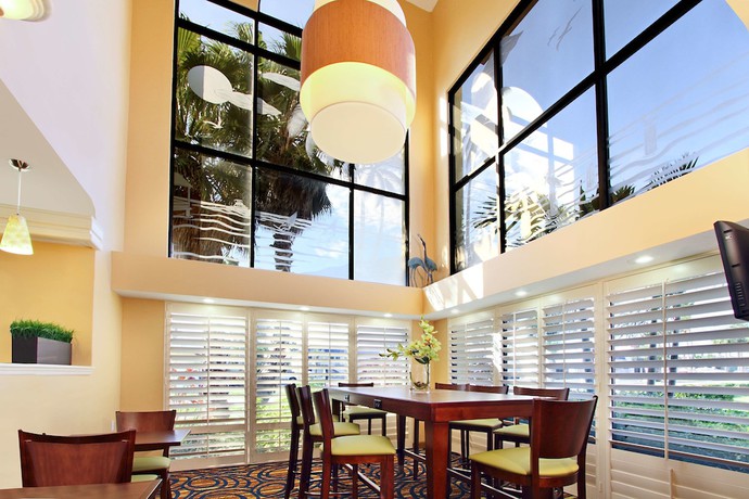 Imagen de los interiores del Hotel Best Western Cocoa Beach. Foto 18