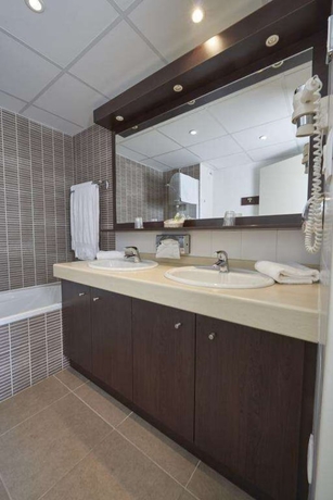 Imagen de la habitación del Hotel Best Western Cote des Sables Plouescat. Foto 13