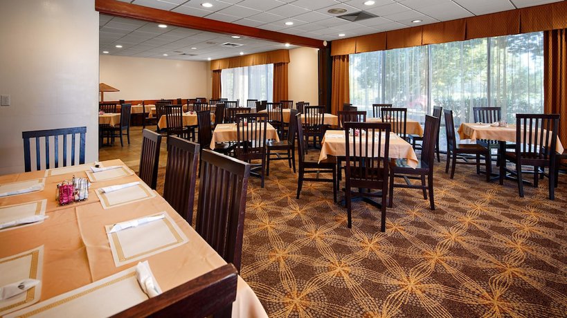 Imagen del bar/restaurante del Hotel Best Western Crossroads Inn, Defuniak Springs . Foto 4