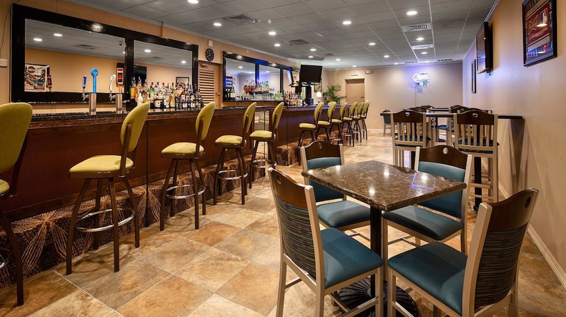 Imagen del bar/restaurante del Hotel Best Western Crossroads Inn, Defuniak Springs . Foto 6