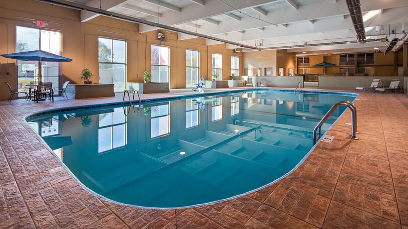 Imagen de la piscina del Hotel Best Western Crossroads Of The Bluffs. Foto 19
