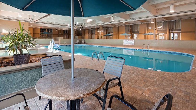 Imagen de la piscina del Hotel Best Western Crossroads Of The Bluffs. Foto 20