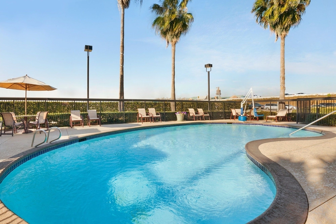 Imagen de la piscina del Hotel Best Western Cy-Fair. Foto 15