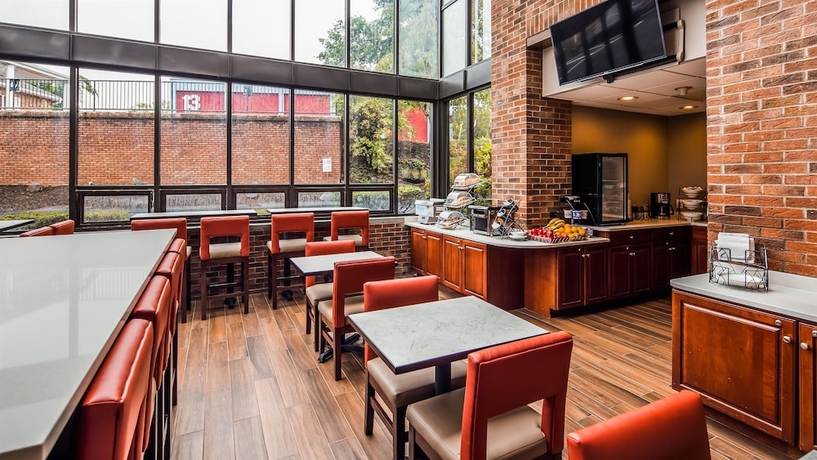 Imagen del bar/restaurante del Hotel Best Western Danbury/bethel. Foto 4