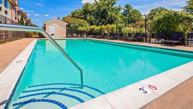 Imagen de la piscina del Hotel Best Western Denton Inn. Foto 19