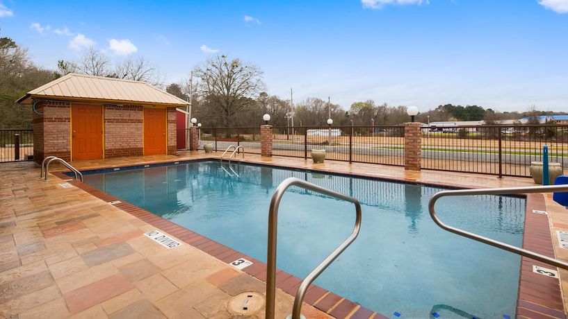 Imagen de la piscina del Hotel Best Western Executive Inn, Marshall. Foto 17