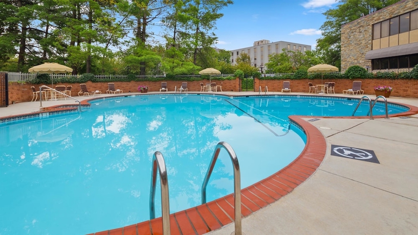 Imagen de la piscina del Hotel Best Western Fairfax. Foto 18