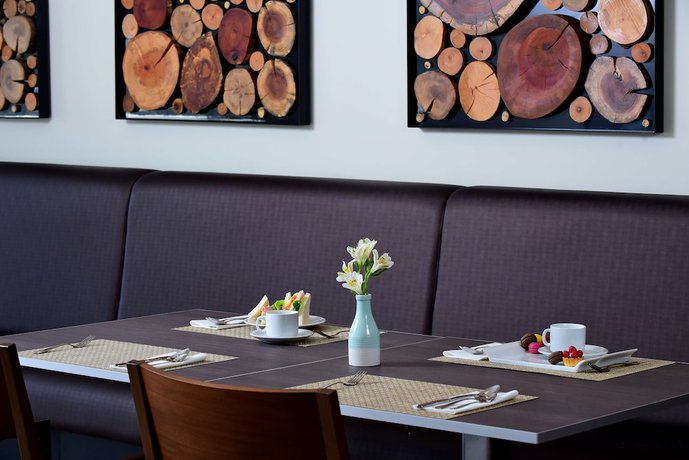 Imagen del bar/restaurante del Hotel Best Western Ferrat. Foto 2