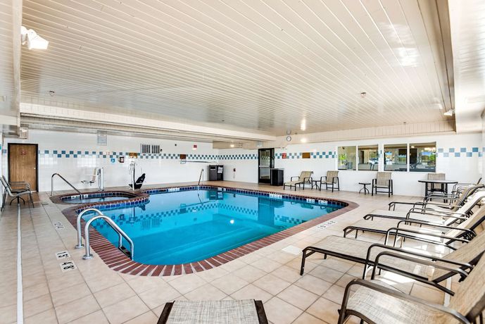Imagen de la piscina del Hotel Best Western Firestone Inn And Suites. Foto 18