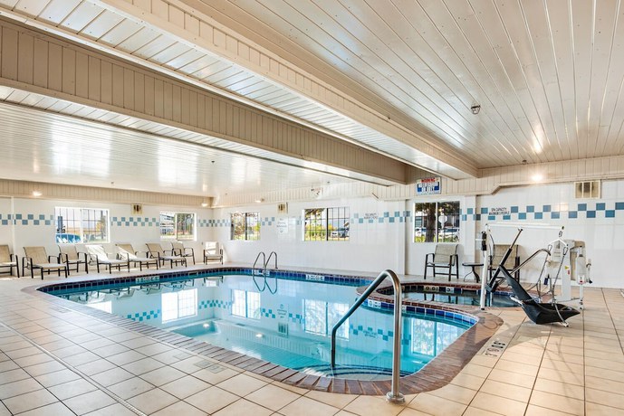 Imagen de la piscina del Hotel Best Western Firestone Inn And Suites. Foto 19