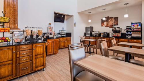 Imagen del bar/restaurante del Hotel Best Western Fort Worth Inn and Suites. Foto 4