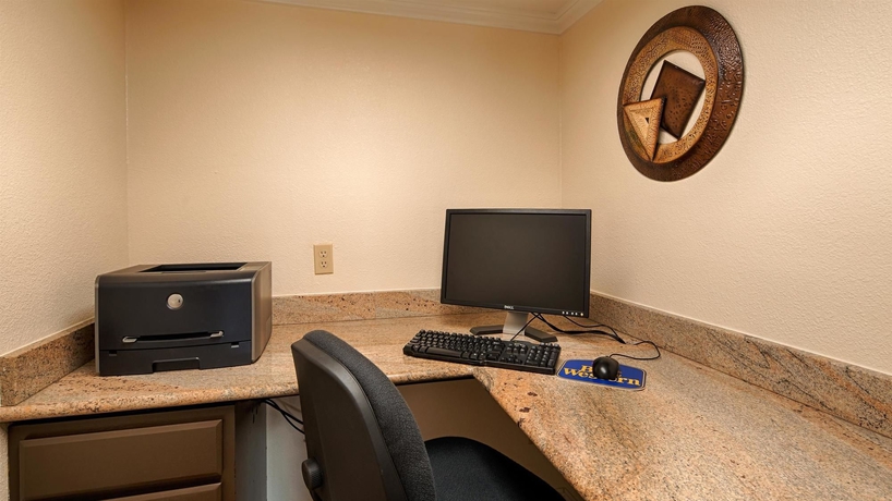 Imagen de los interiores del Hotel Best Western Garden Inn. Foto 13
