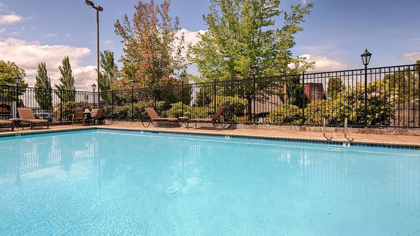 Imagen de la piscina del Hotel Best Western Grand Manor Inn. Foto 17