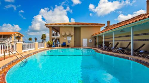 Imagen de la piscina del Hotel Best Western Historic Bayfront. Foto 8
