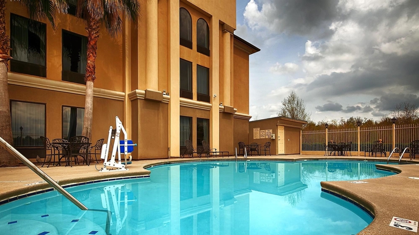Imagen de la piscina del Hotel Best Western Houma Inn. Foto 15