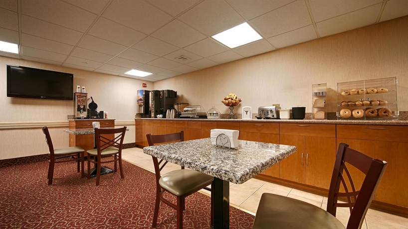 Imagen del bar/restaurante del Hotel Best Western Jamaica Inn. Foto 2