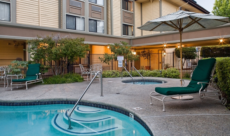 Imagen de la piscina del Hotel Best Western John Muir Inn. Foto 16