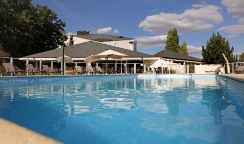 Imagen de la piscina del Hotel Best Western Le Bois De La Marche. Foto 10