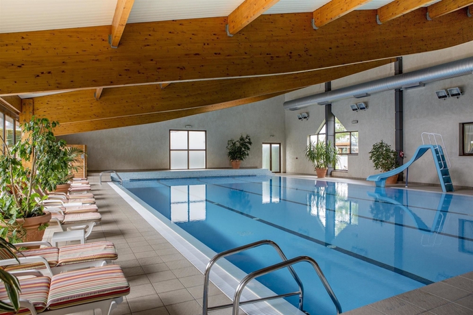 Imagen de la piscina del Hotel Best Western Le Relais De Laguiole and Spa. Foto 16