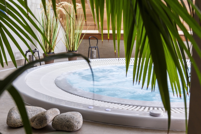 Imagen de la piscina del Hotel Best Western Les Bains de Perros-Guirec Hotel et Spa. Foto 16