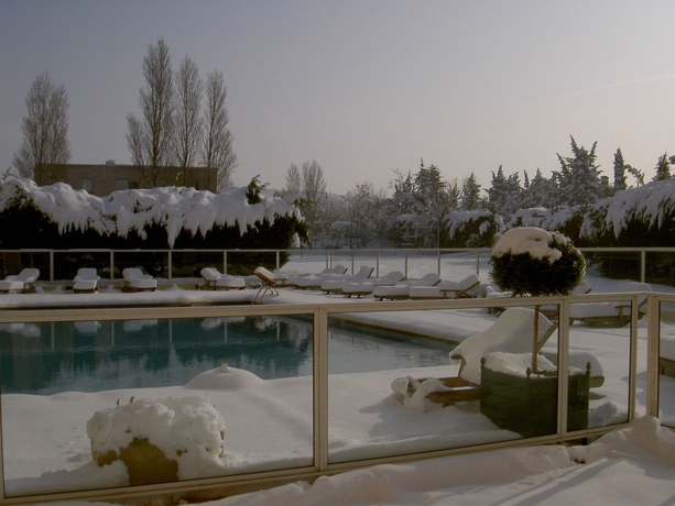 Imagen de la piscina del Hotel Best Western Marseille Aeroport. Foto 13