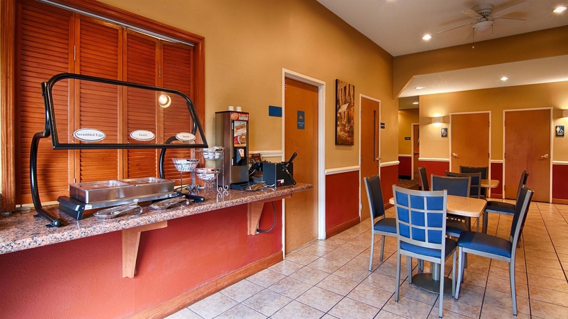 Imagen del bar/restaurante del Hotel Best Western Mayport Inn & Suites. Foto 4