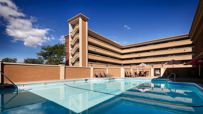 Imagen de la piscina del Hotel Best Western Mill River Manor. Foto 9