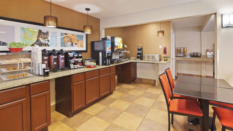 Imagen del bar/restaurante del Hotel Best Western Mountainbrook Inn. Foto 3