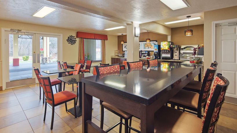 Imagen del bar/restaurante del Hotel Best Western Mountainbrook Inn. Foto 5