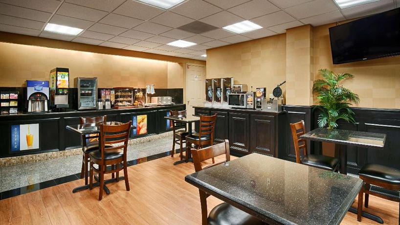 Imagen del bar/restaurante del Hotel Best Western Northwest Inn & Suites. Foto 4