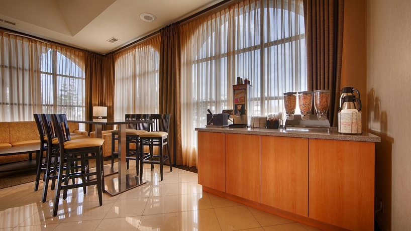 Imagen del bar/restaurante del Hotel Best Western Norwalk Inn. Foto 4