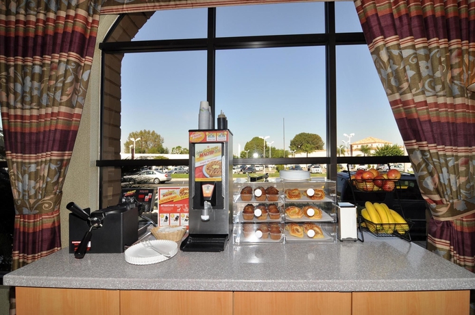 Imagen del bar/restaurante del Hotel Best Western Norwalk Inn. Foto 5