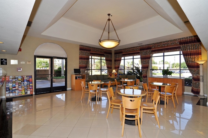 Imagen del bar/restaurante del Hotel Best Western Norwalk Inn. Foto 6