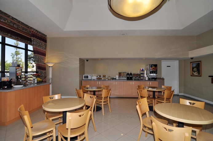 Imagen del bar/restaurante del Hotel Best Western Norwalk Inn. Foto 7