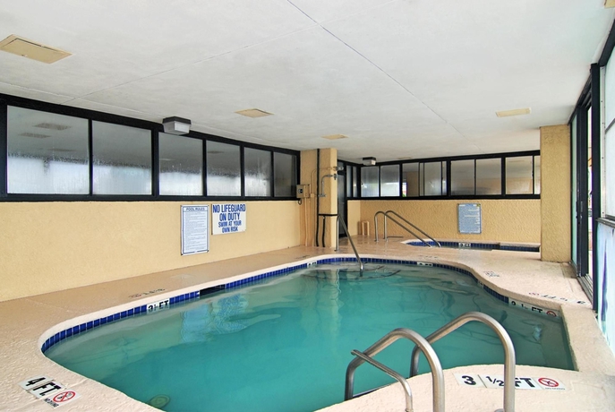 Imagen de la piscina del Hotel Best Western Ocean Sands Beach Resort. Foto 12