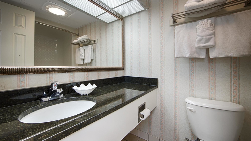 Imagen de la habitación del Hotel Best Western Ocean Sands Beach Resort. Foto 8