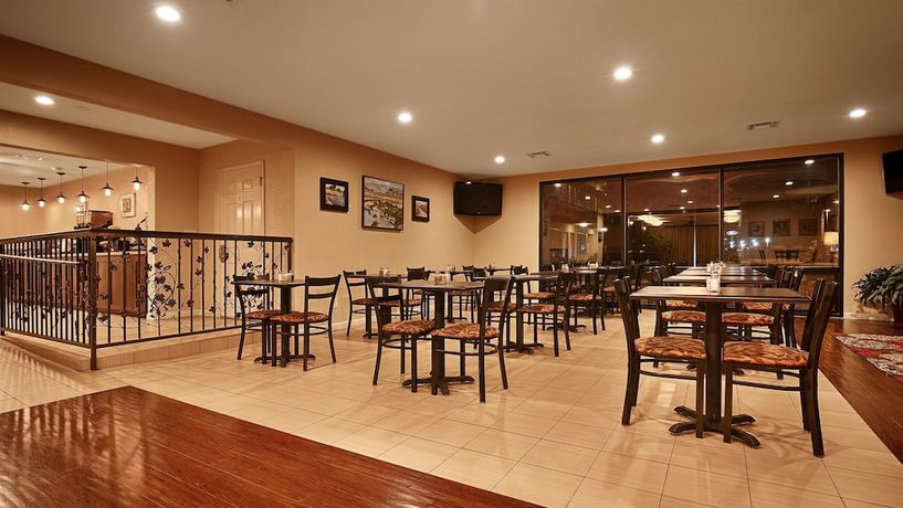 Imagen del bar/restaurante del Hotel Best Western Orchard Inn. Foto 6