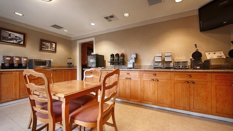 Imagen del bar/restaurante del Hotel Best Western Petaluma Inn. Foto 5