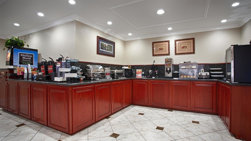 Imagen del bar/restaurante del Hotel Best Western Pineywoods Inn. Foto 2