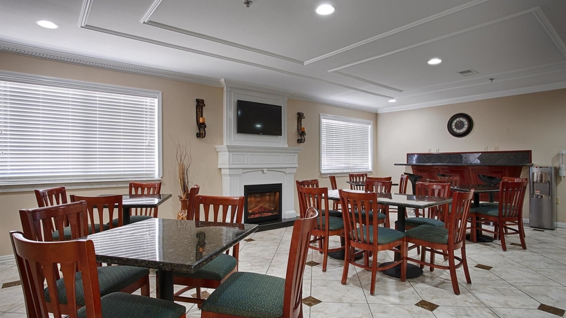 Imagen del bar/restaurante del Hotel Best Western Pineywoods Inn. Foto 3