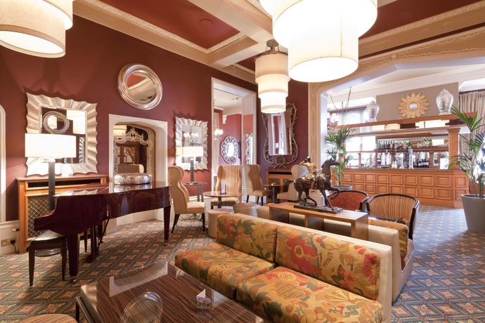 Imagen del bar/restaurante del Hotel Best Western Plough and Harrow. Foto 2