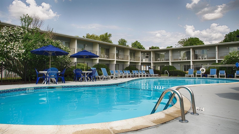 Imagen de la piscina del Hotel Best Western Plus At Historic Concord. Foto 9