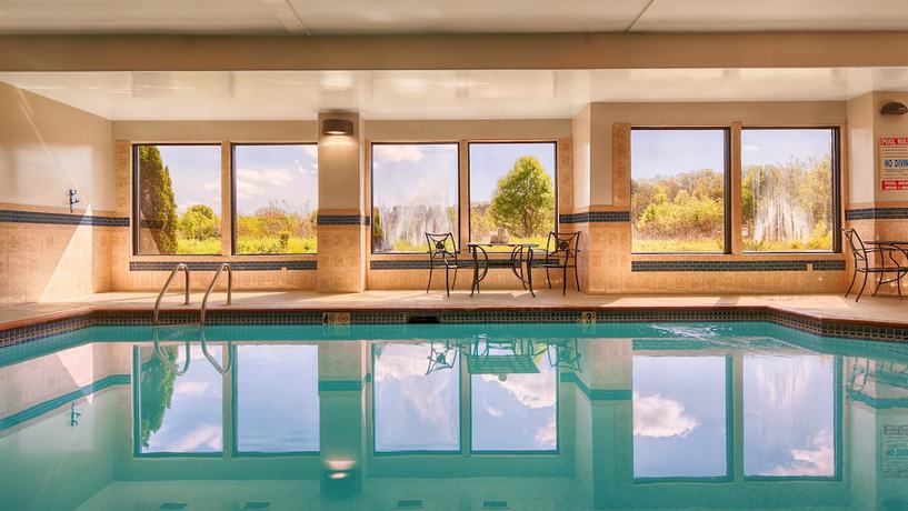 Imagen de la piscina del Hotel Best Western Plus Bass And Suites. Foto 19